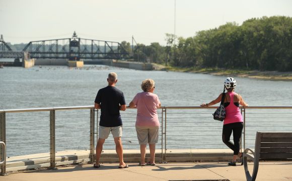 people overlooking the Mississippi River in Rock Island during floarzilla
