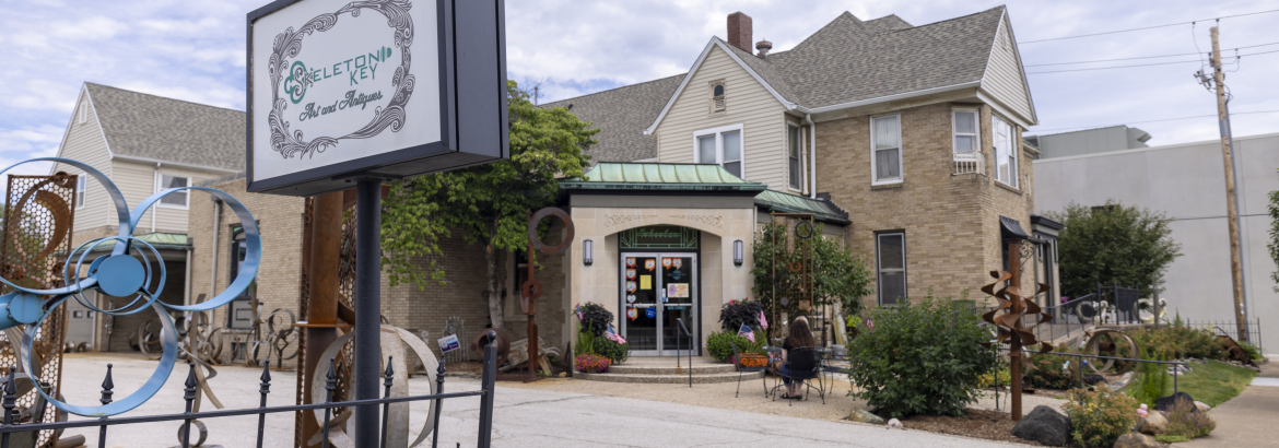 Skeleton Key outside 